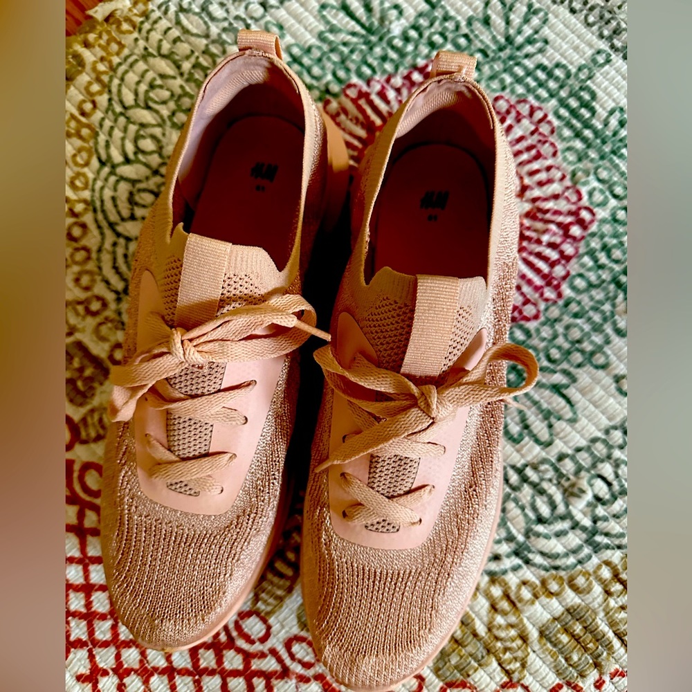 Light pink walking shoes/ sneakers